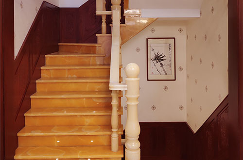 凯里中式别墅室内汉白玉石楼梯的定制安装装饰效果